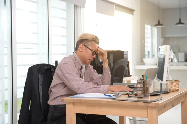 Senior affärsman sjuk på arbetsplatsen — Stockfoto