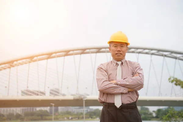 Arquitecto asiático en casco — Foto de Stock