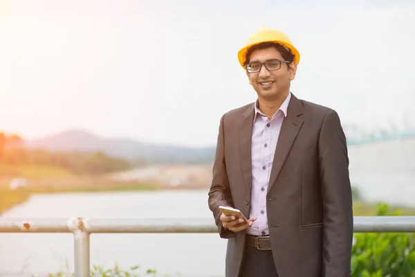 Ingegnere maschio utilizzando il telefono — Foto Stock