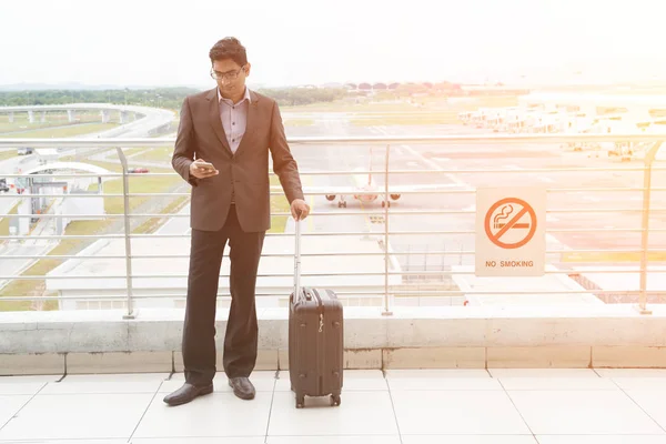 Indian Mężczyzna chodzenie na lotnisko — Zdjęcie stockowe