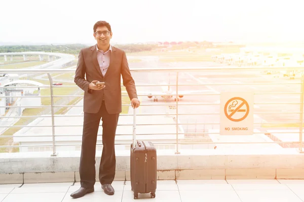 Indické muž chůzi na letišti — Stock fotografie