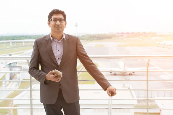 Indiase man lopen op luchthaven — Stockfoto
