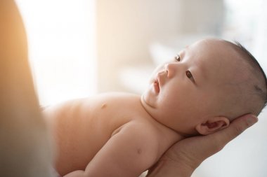 Babası sarılma Asya bebek 