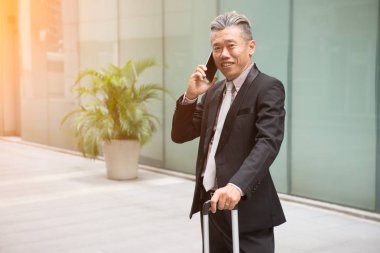 Mobilephone kullanarak Asya iş adamı