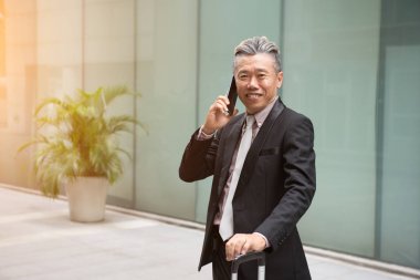 Mobilephone kullanarak Asya iş adamı