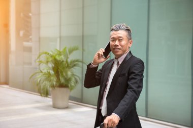 Mobilephone kullanarak Asya iş adamı