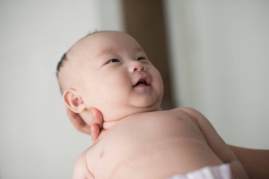 Babası sarılma Asya bebek 