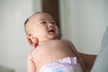 Babası sarılma Asya bebek 