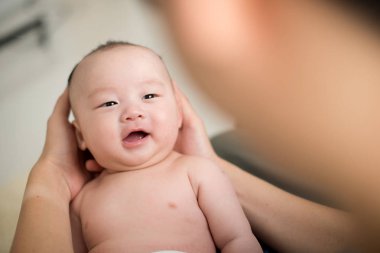 Babası sarılma Asya bebek 