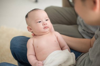 Babası sarılma Asya bebek 