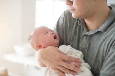 Babası sarılma Asya bebek 