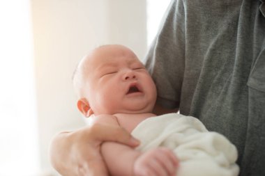 Babası sarılma Asya bebek 