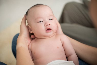 Babası sarılma Asya bebek 