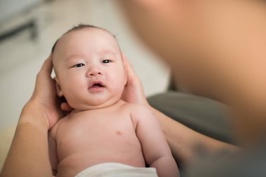 Babası sarılma Asya bebek 
