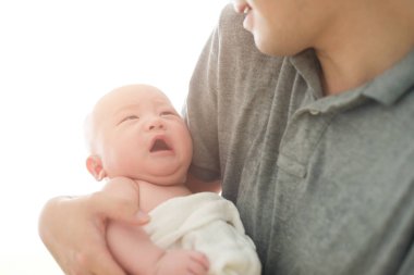 Babası sarılma Asya bebek 