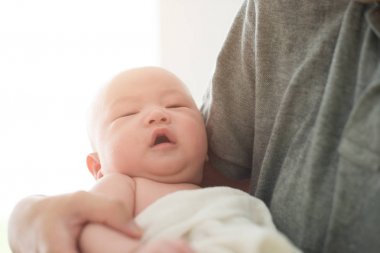 Babası sarılma Asya bebek 