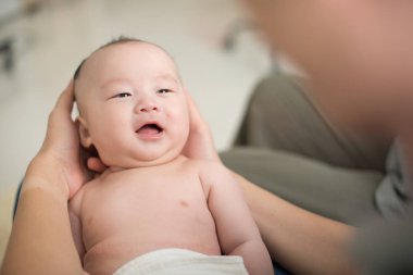 Babası sarılma Asya bebek 