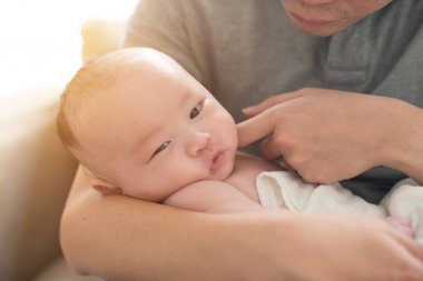 Babası sarılma Asya bebek 