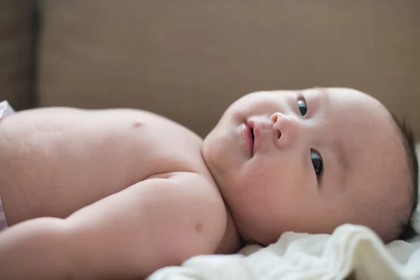 Mignon asiatique bébé — Photo