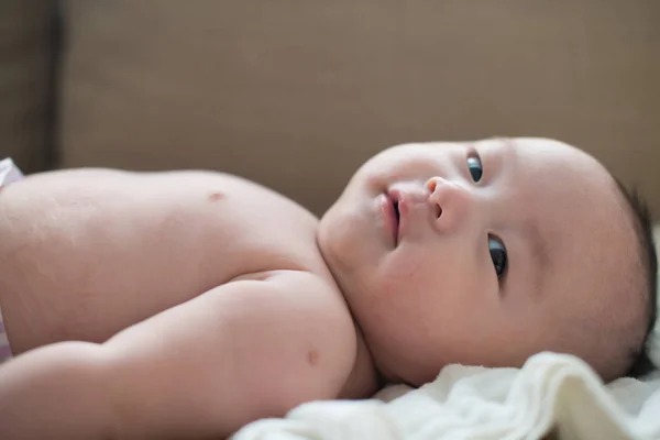 Bonito bebê asiático — Fotografia de Stock