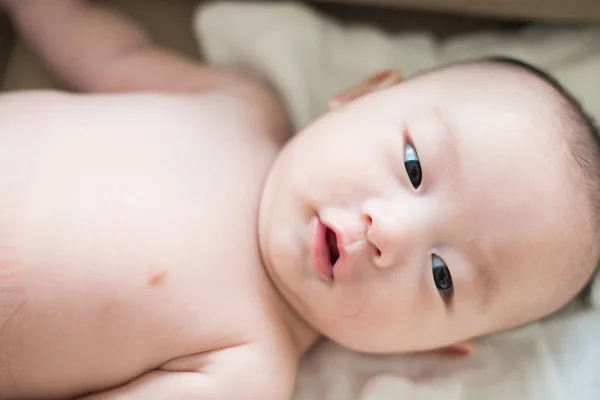 Söt asiatisk baby — Stockfoto