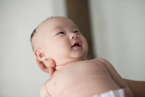 Padre abbraccio asiatico bambino — Foto Stock