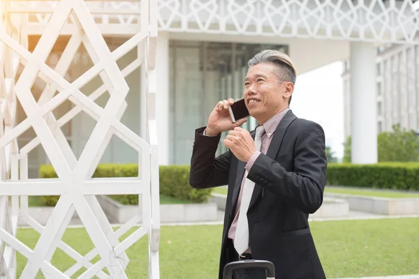 Asijský podnikatel používat mobilní telefon — Stock fotografie