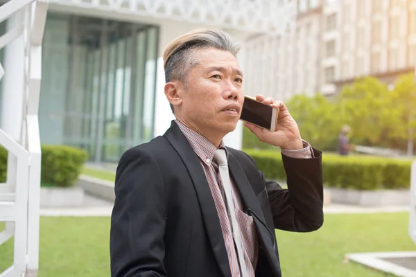 Empresário asiático usando celular — Fotografia de Stock
