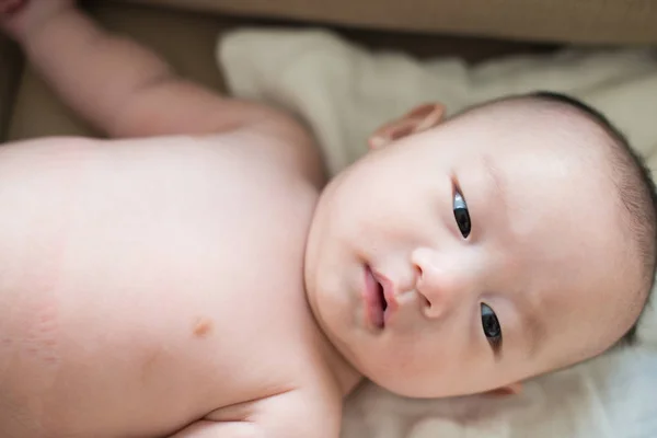 Schattige Aziatische baby — Stockfoto