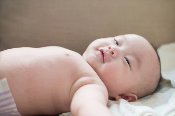 Mignon asiatique bébé — Photo