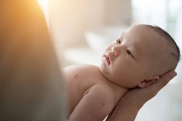 Far kramas asiatiska baby — Stockfoto