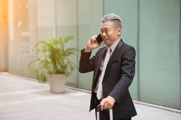 Asijský podnikatel používat mobilní telefon — Stock fotografie