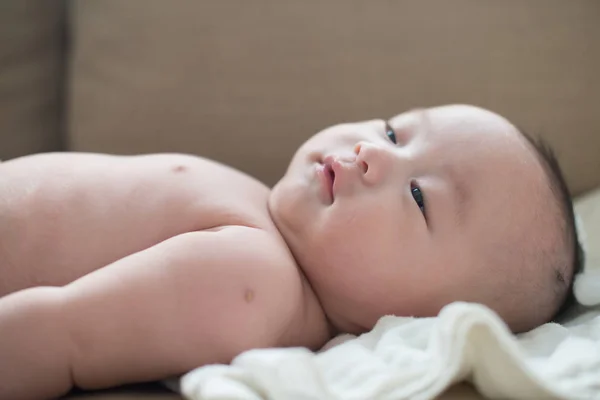 Schattige Aziatische baby — Stockfoto