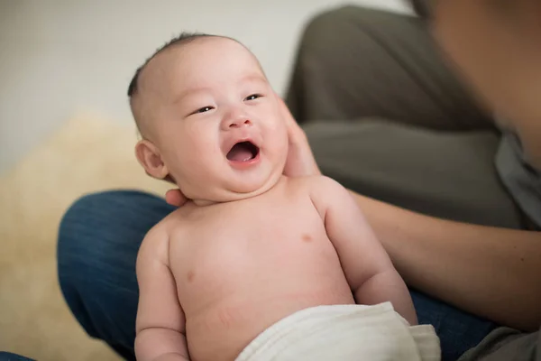 Vater umarmt asiatisches Baby — Stockfoto