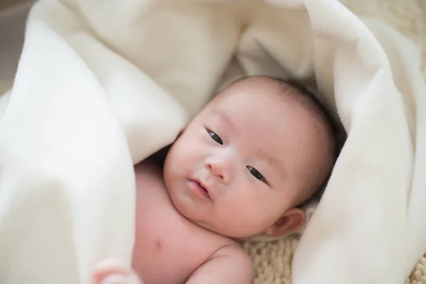 Bonito bebê asiático — Fotografia de Stock