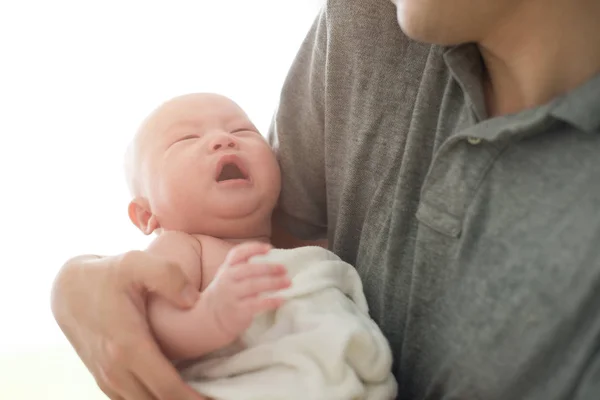 Vater umarmt asiatisches Baby — Stockfoto