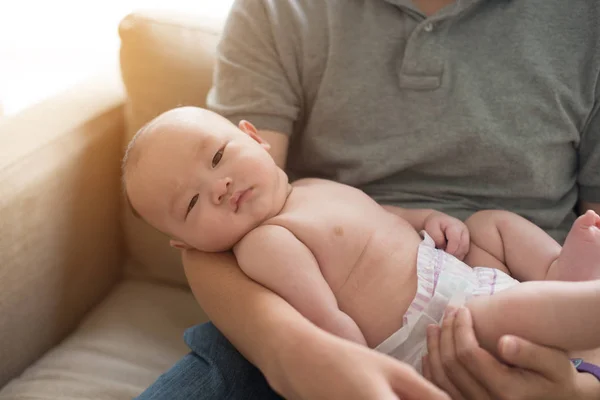 Vater umarmt asiatisches Baby — Stockfoto