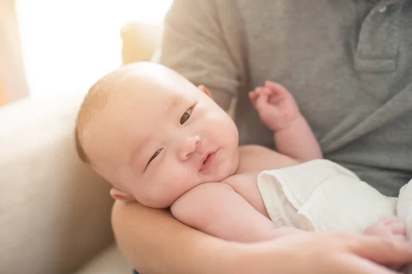 Père câlin asiatique bébé — Photo