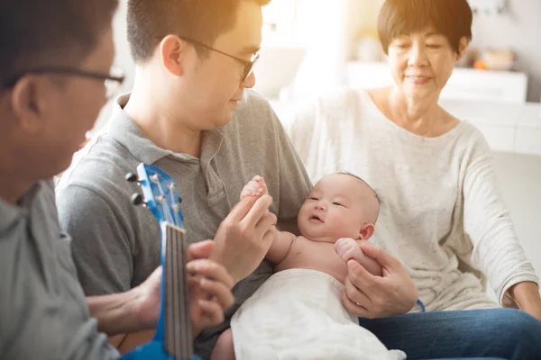 Grootouder afspelen van muziek — Stockfoto