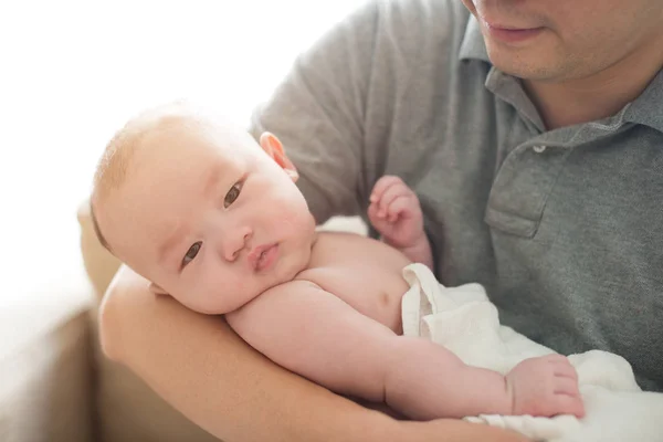 Ojciec tulenie Azjatki baby — Zdjęcie stockowe