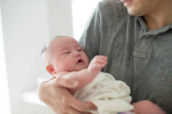 Ο πατέρας αγκαλιάζει Ασίας μωρό — Φωτογραφία Αρχείου