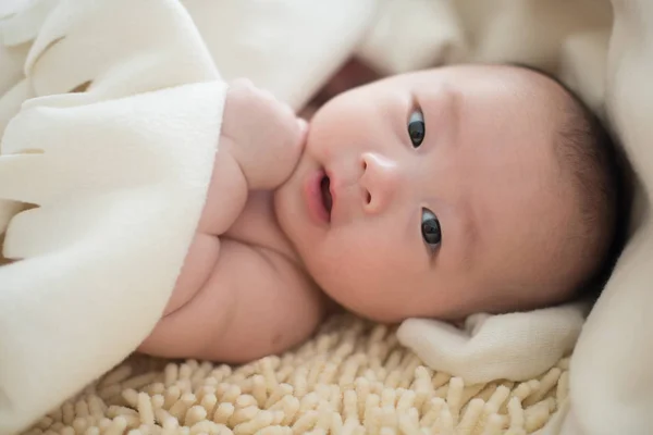 Schattige Aziatische baby — Stockfoto
