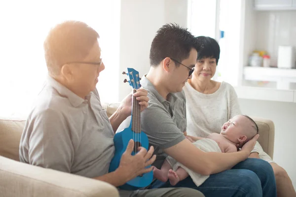 Bestefar spiller musikk – stockfoto