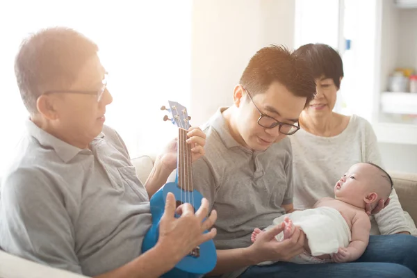 Grootouder afspelen van muziek — Stockfoto