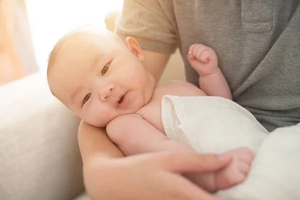 Père câlin asiatique bébé — Photo