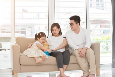  Aile kanepede dinleniyor.