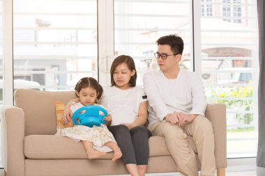  Aile kanepede dinleniyor.