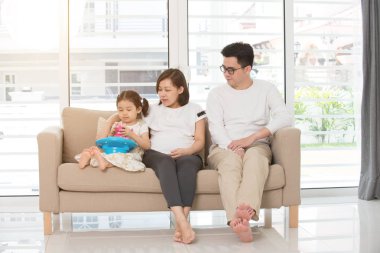  Aile kanepede dinleniyor.