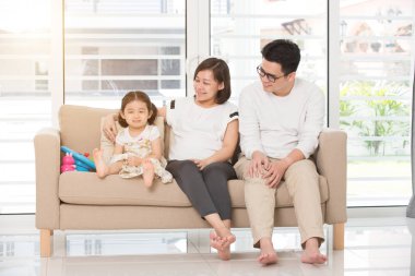  Aile kanepede dinleniyor.