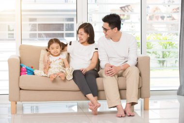  Aile kanepede dinleniyor.